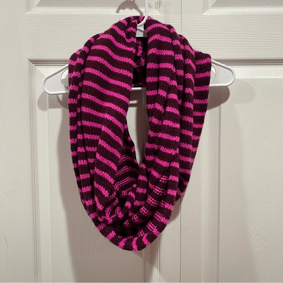 FOREVER 21 Warm Knitted Infinity Scarf with Pink & Maroon Stripes - one size - Picture 2 of 2